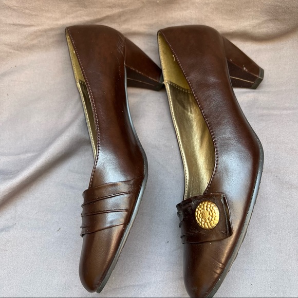 Soft style Woman’s Brown Heel Shoe - Picture 3 of 10